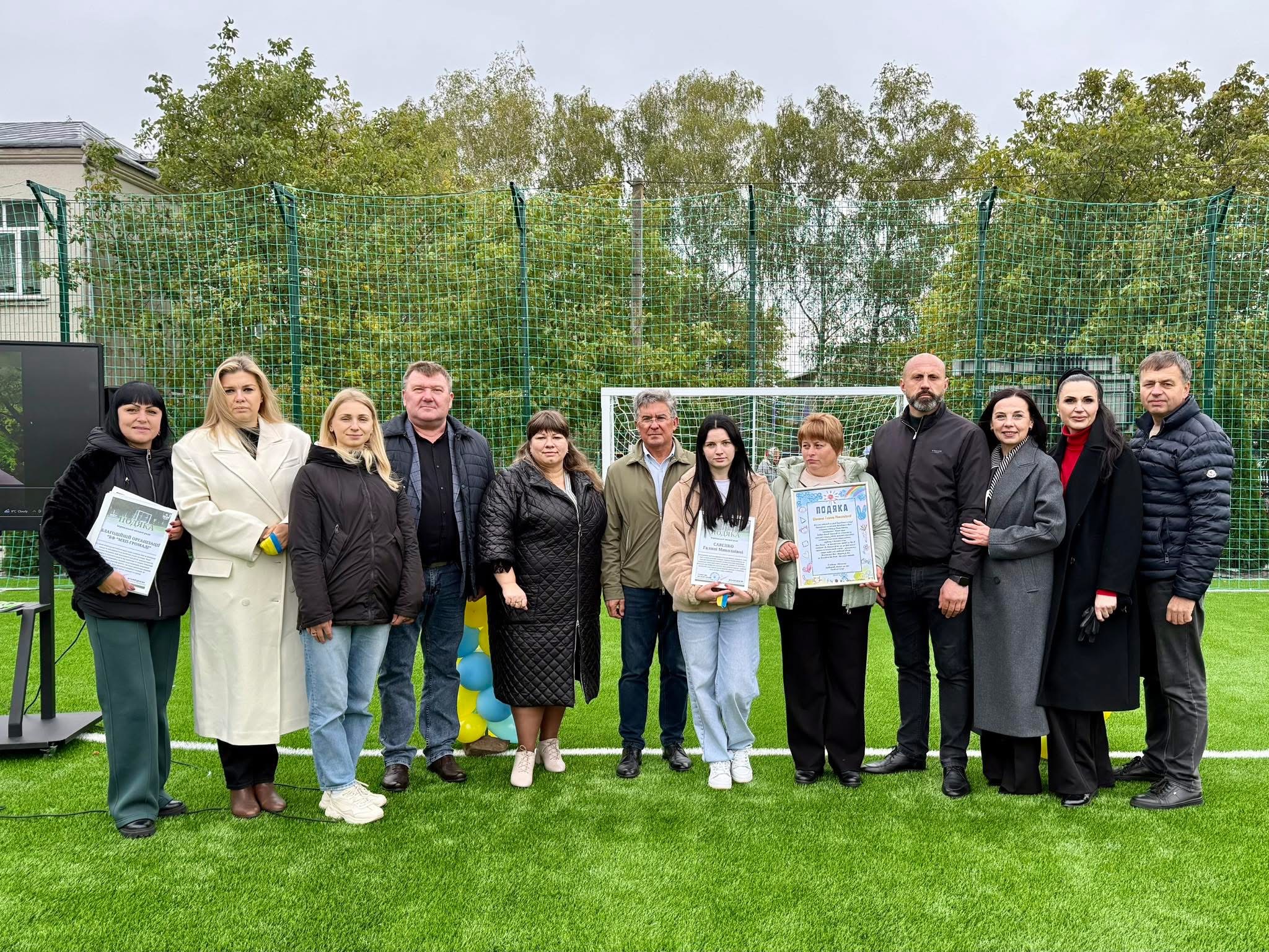 У Бирлівській гімназії відкрили спортивний майданчик на честь загиблих братів-захисників Бомбелів