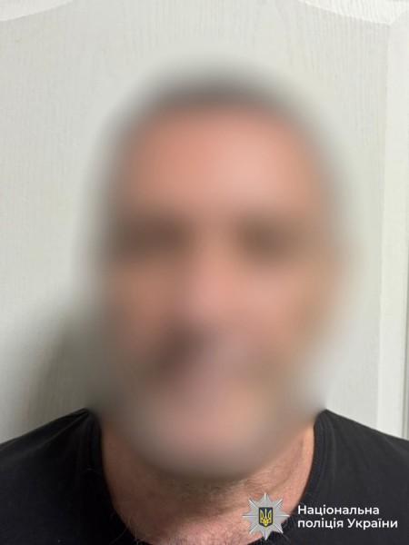 Зaтримaли чоловікa, який зa гроші оргaнізувaв вінничaнинaм «трaнсфер» зa кордон