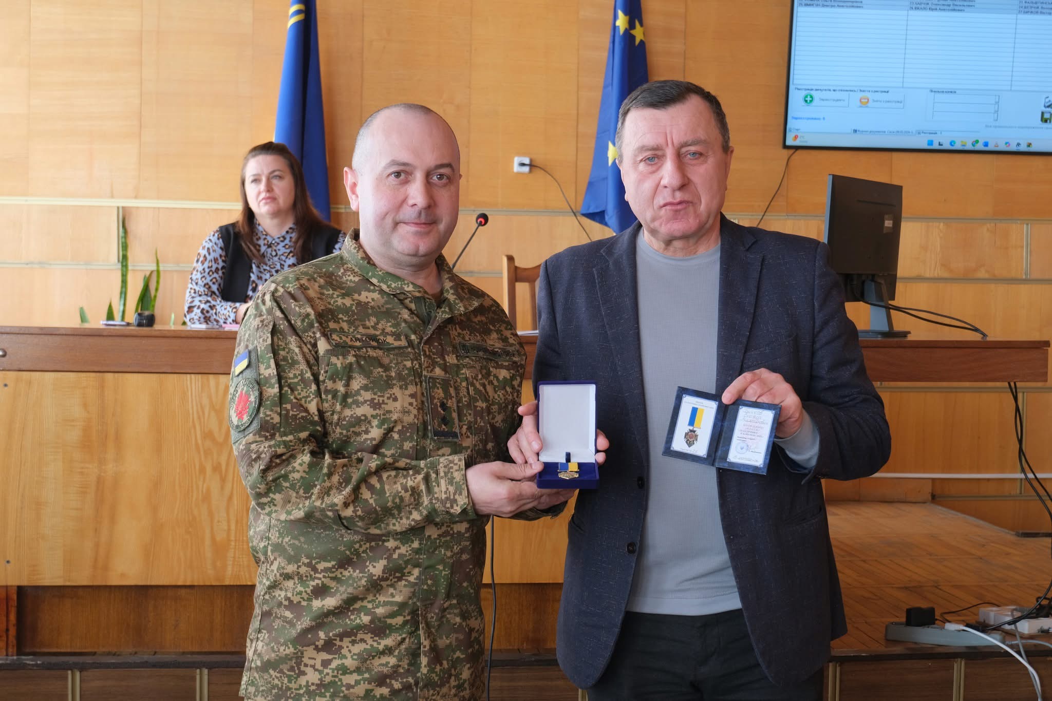 Відзнаки від військових отримали міський голова та волонтери Липовецької громади