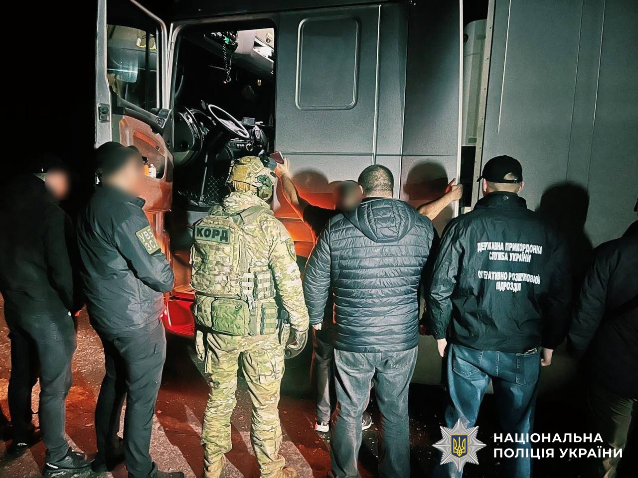У фурі серед молочної продукції ховали 10 чоловіків, які хотіли незаконно перетнути кордон: деталі схеми