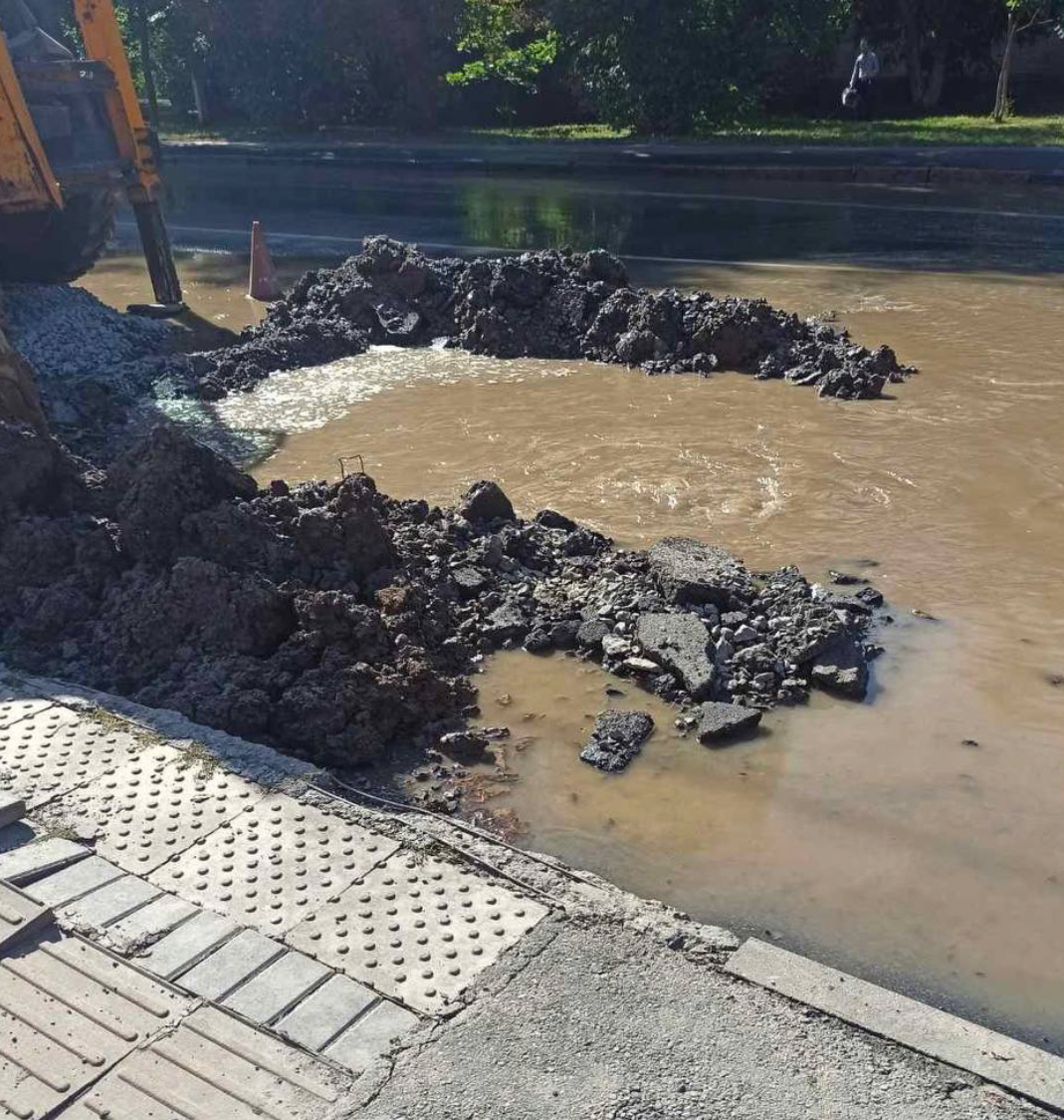 На вулиці Левка Лукʼяненка у Вінниці стався масштабний витік води