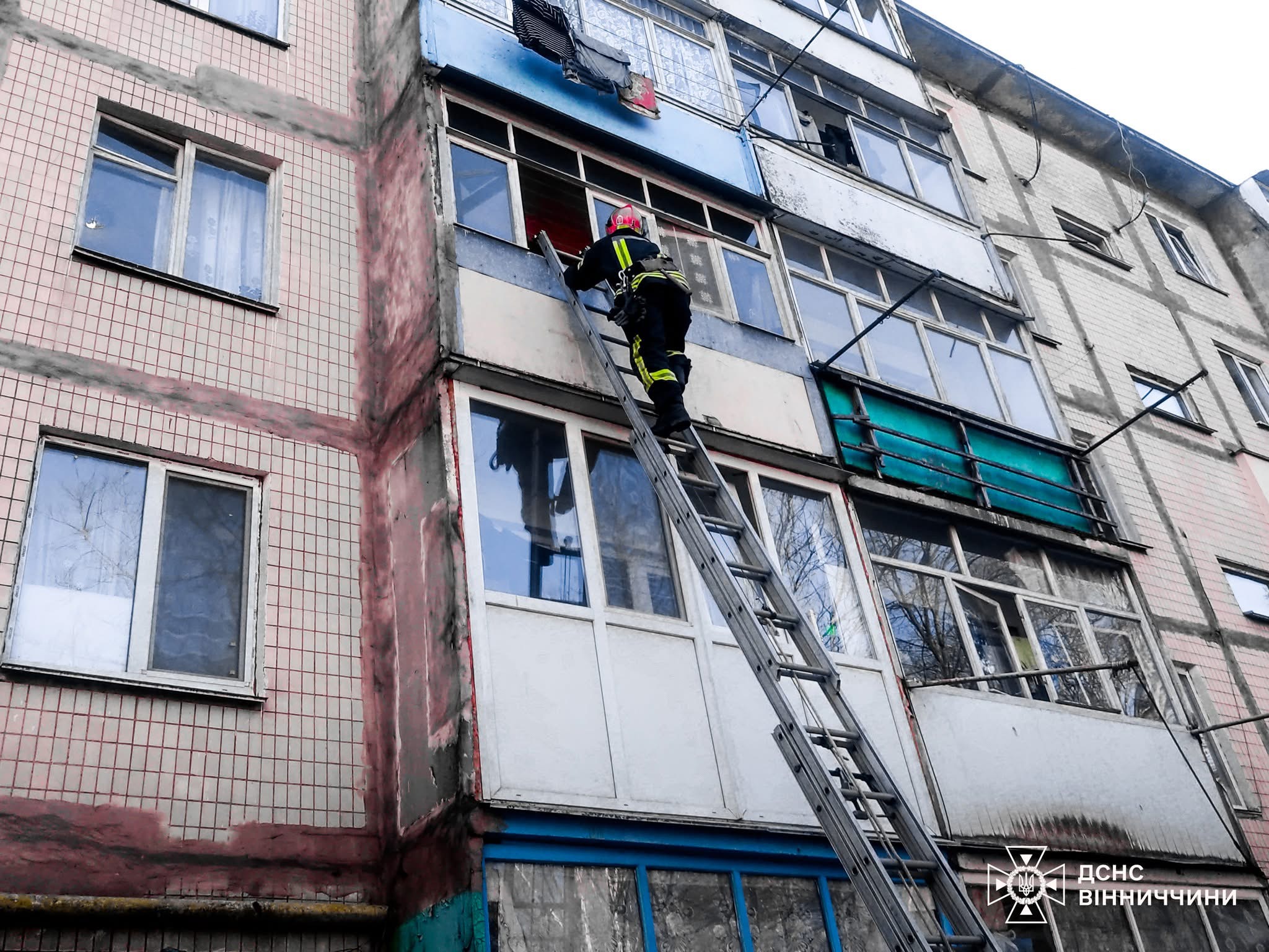 Рятувальники Вінниці екстрено потрапили до квартири літньої жінки