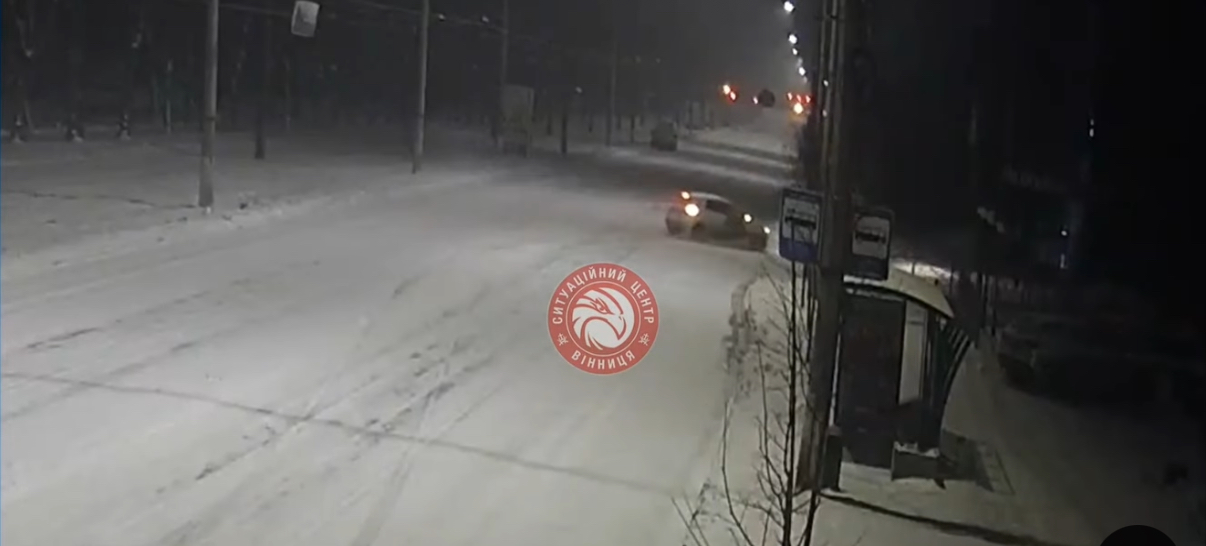 Нічна аварія на Пирогова: водій Renault врізався у стовпчик