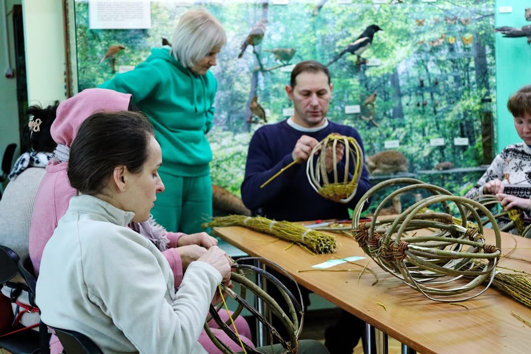 Традиції оживають у руках: у вінницькому музеї провели майстер-клас із лозоплетіння