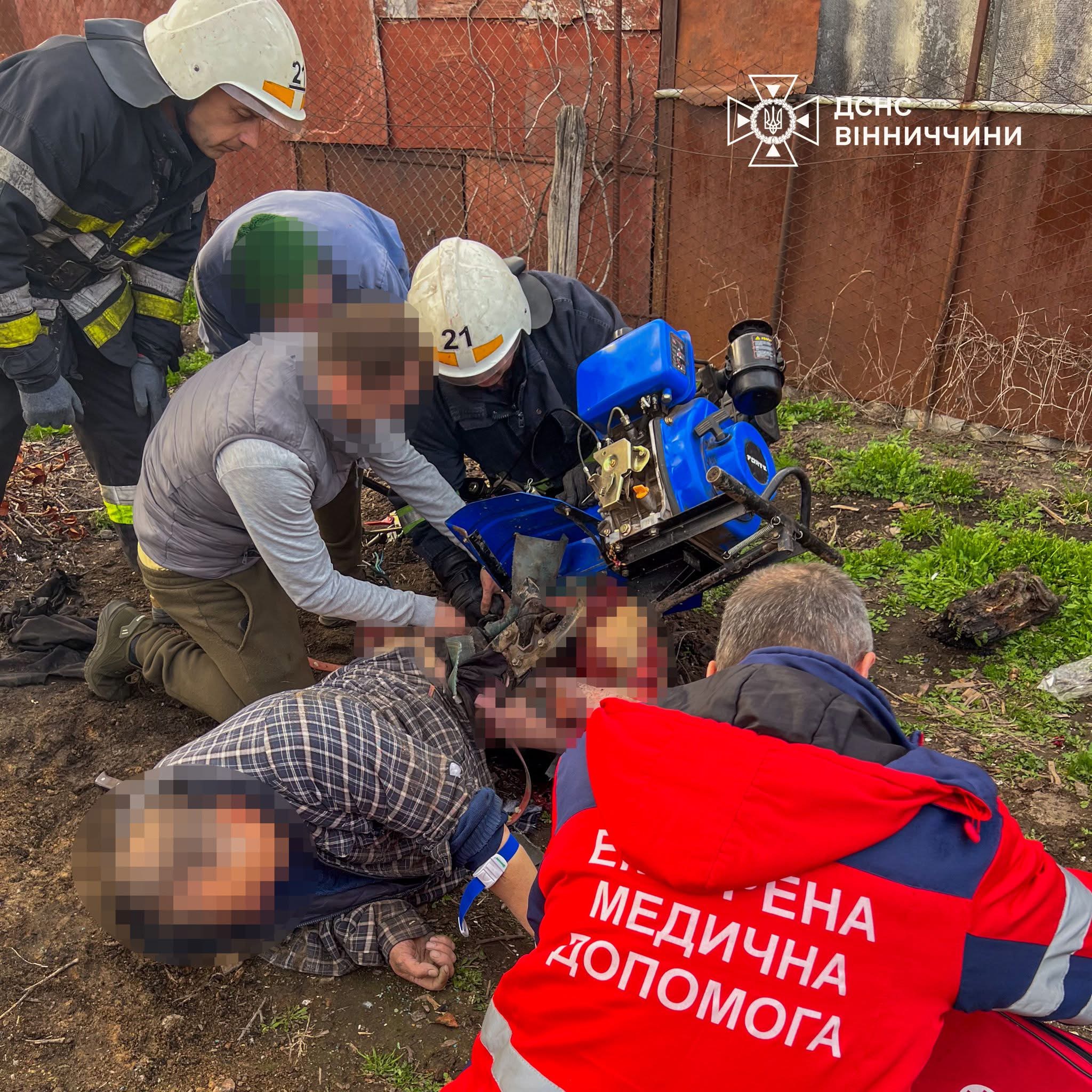 У Липовці рятувальники визволяли чоловіка, якому ноги затисло у мотоблоці