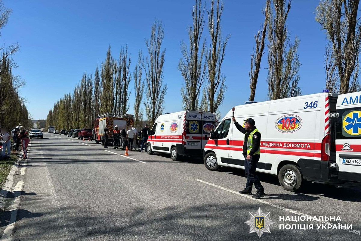 ДТП з рейсовим автобусом на Вінниччині: одна людина загинула, семеро — в лікарні