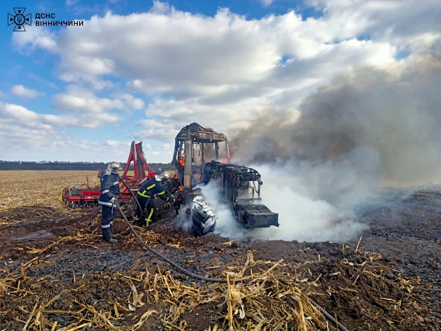 На Вінниччині вщент згорів трактор посеред поля