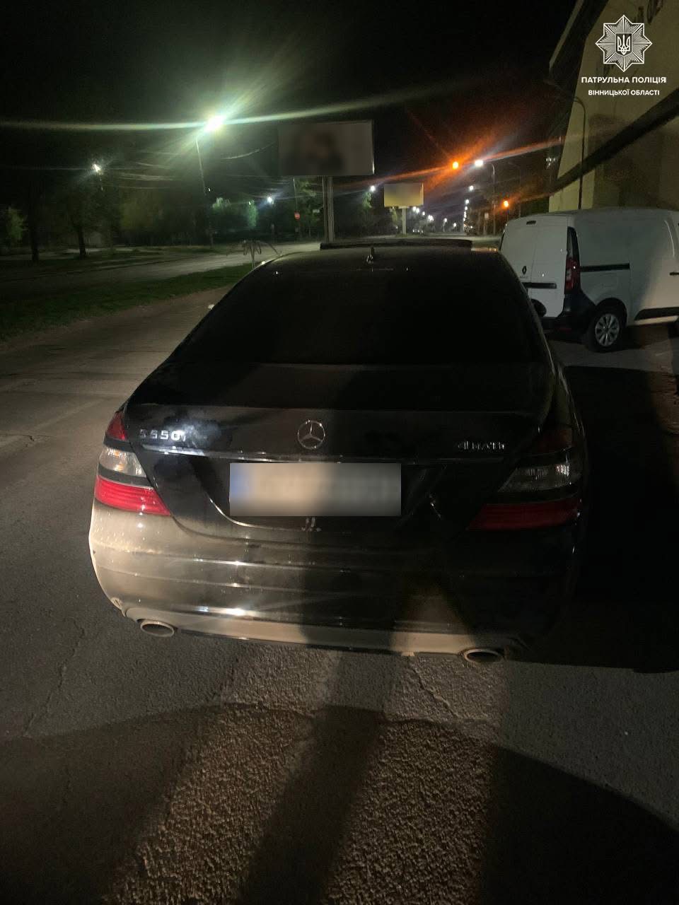 Нетверезий і без прав: у Вінниці патрульні зупинили порушника за кермом Mercedes