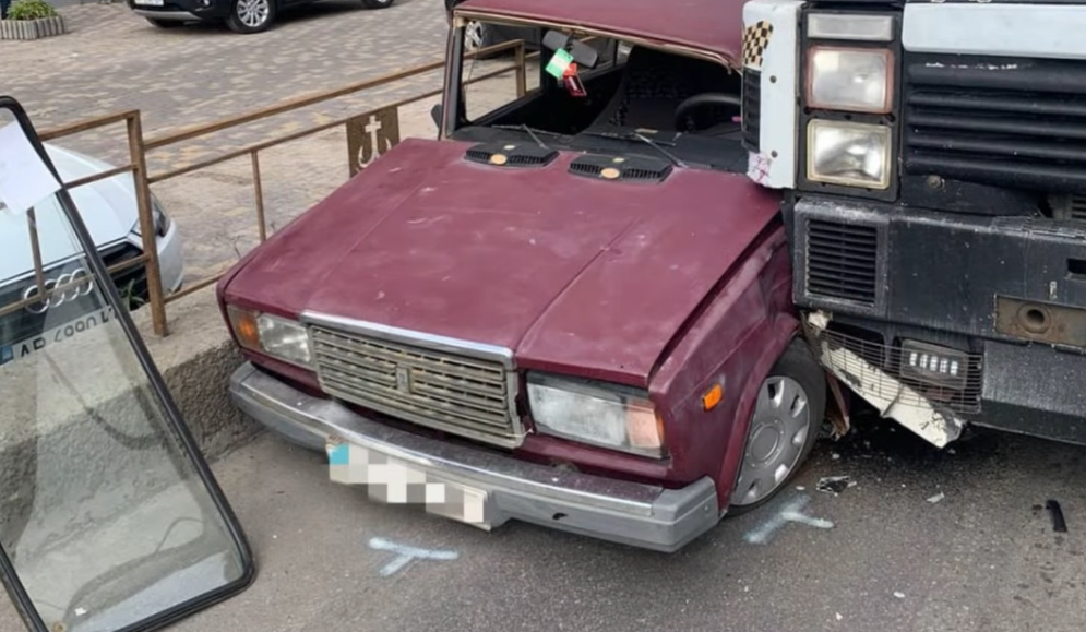 ДТП на Київській: вантажівка зіткнулася з легковиком