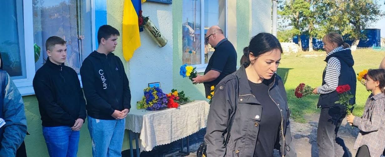 У Вапнярках відкрили меморіальну дошку на честь загиблого воїна Юрія Вишнівського