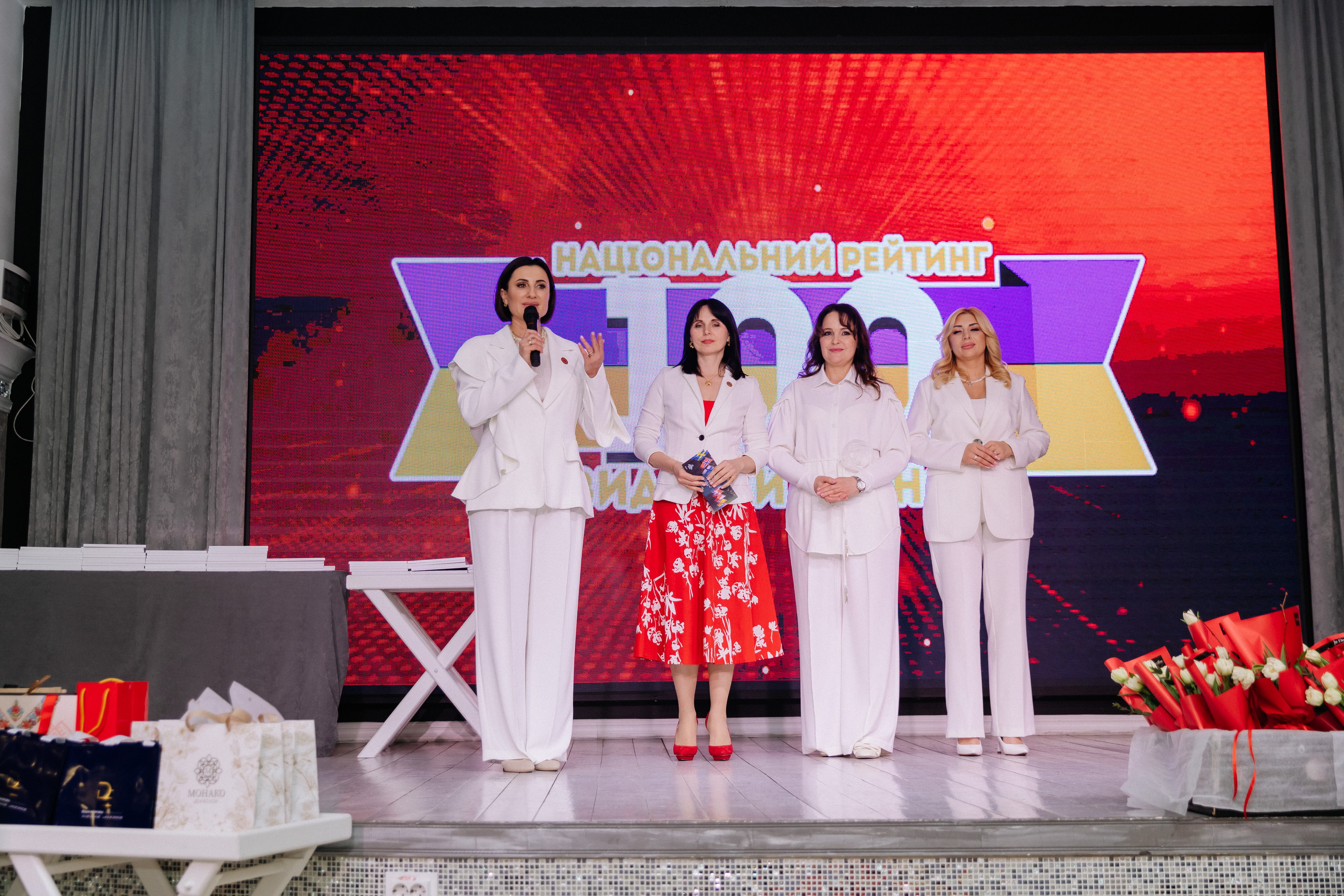 У Вінниці відзначили «ТОП-100 видатних жінок України»: серед нагороджених – незламні матері та дружини полеглих Героїв