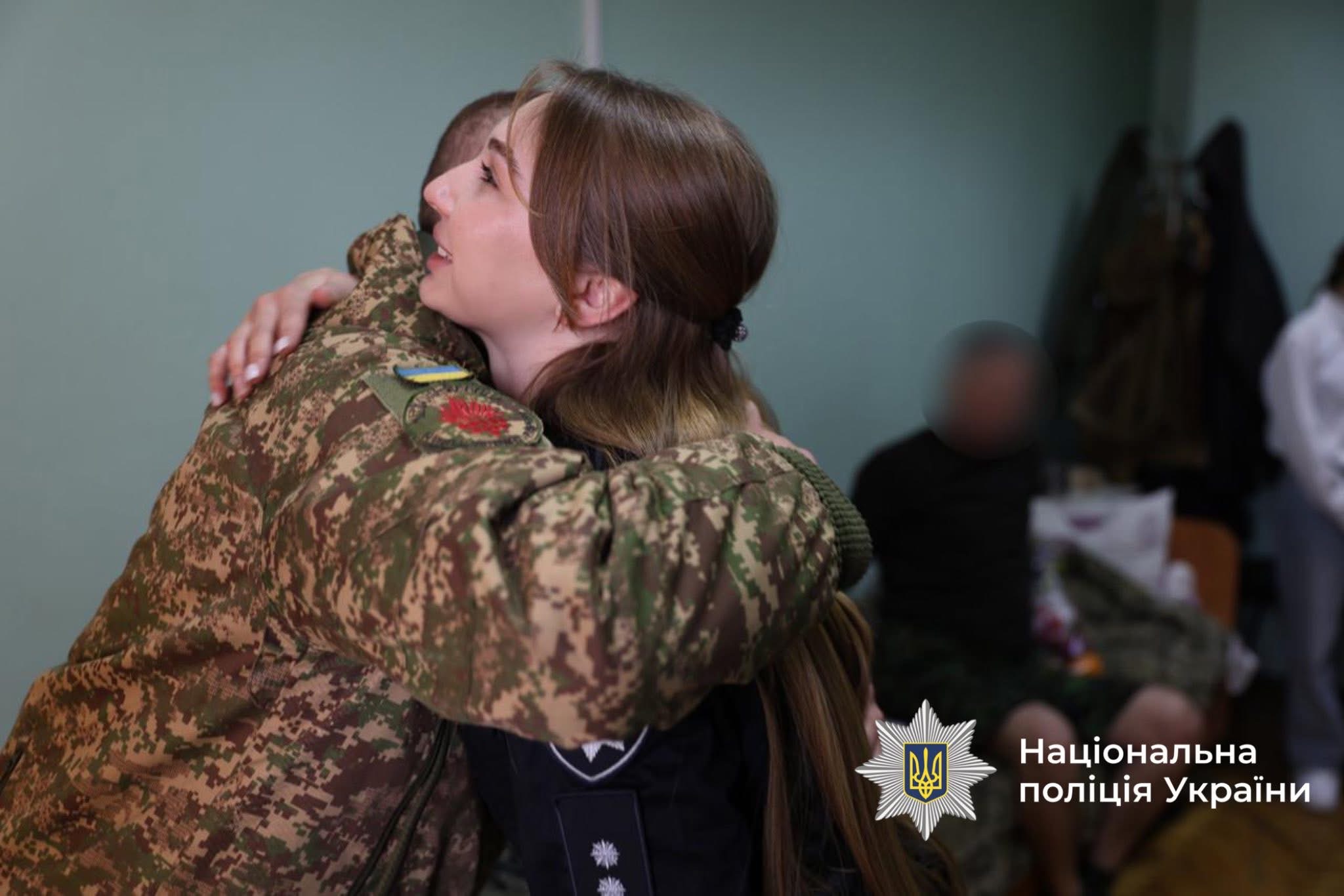 Зустріч підтримки: у Вінниці поліцейські та ліцеїсти відвідали поранених військових