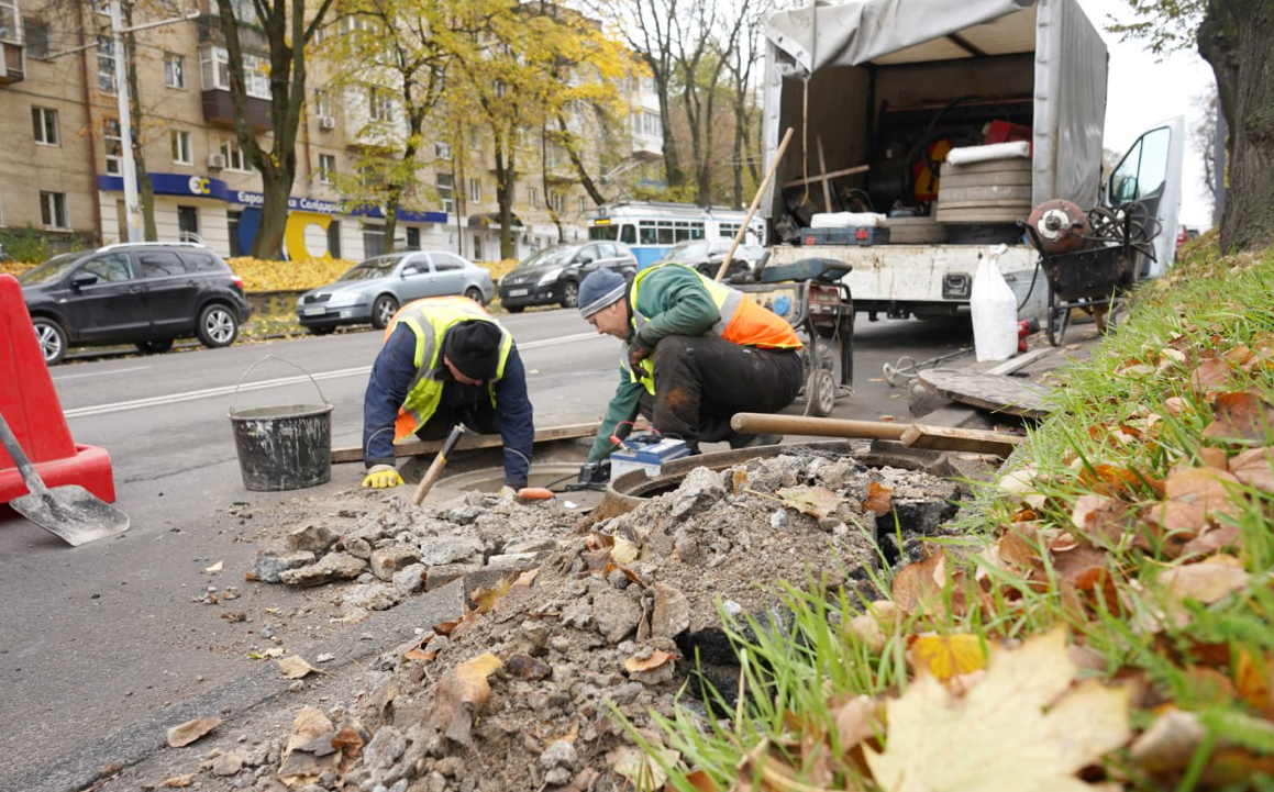 На Хмельницькому шосе у Вінниці встановлюють удосконалені люки