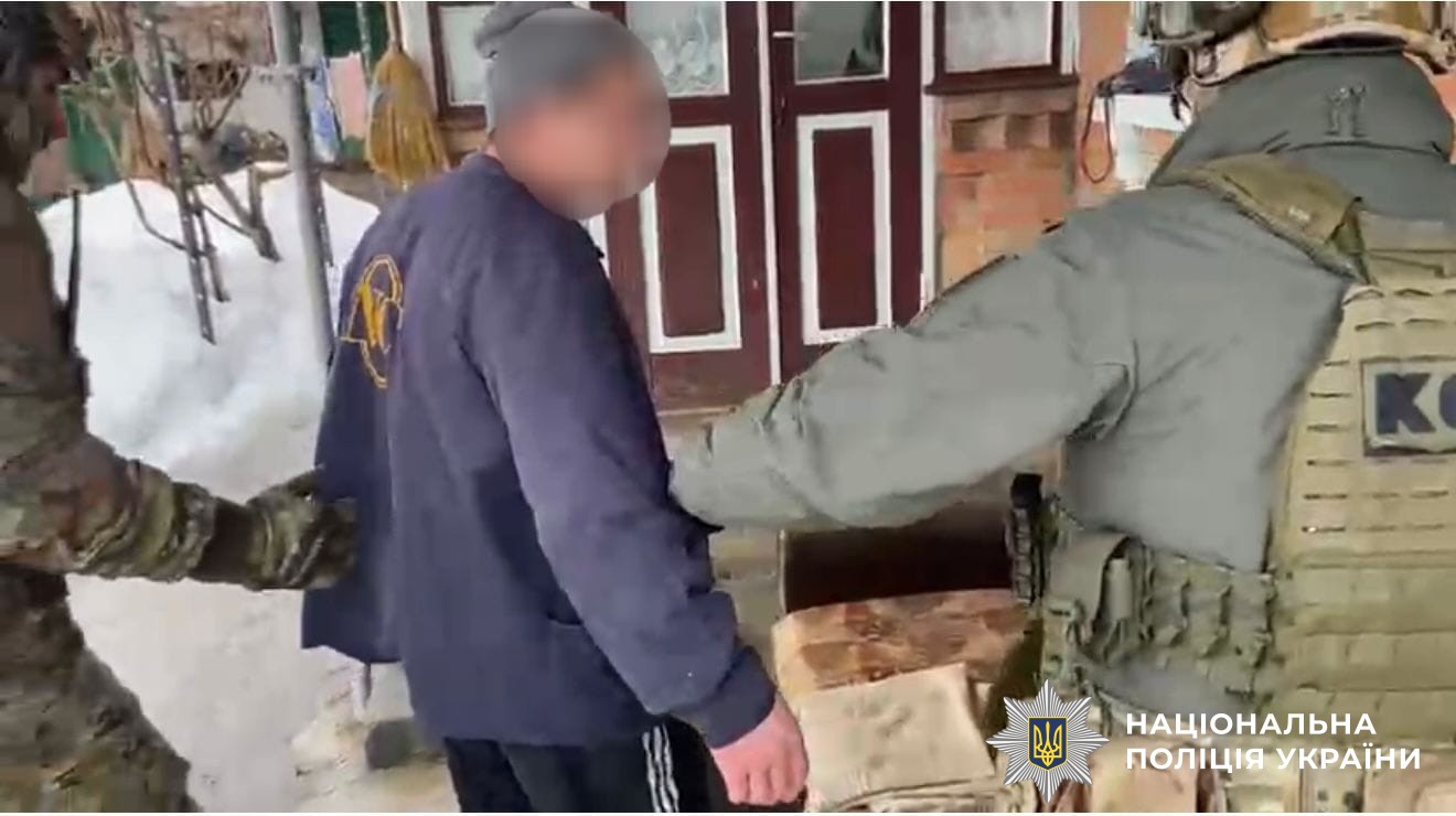 Озброєний опір під час обшуку: на Гайсинщині затримали чоловіка зі зброєю