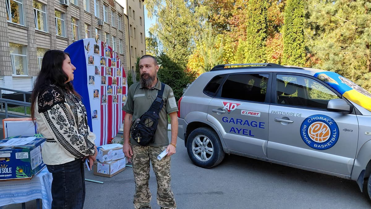 У Вінниці ліцей №11 придбав автомобіль для військових за 212 тисяч гривень