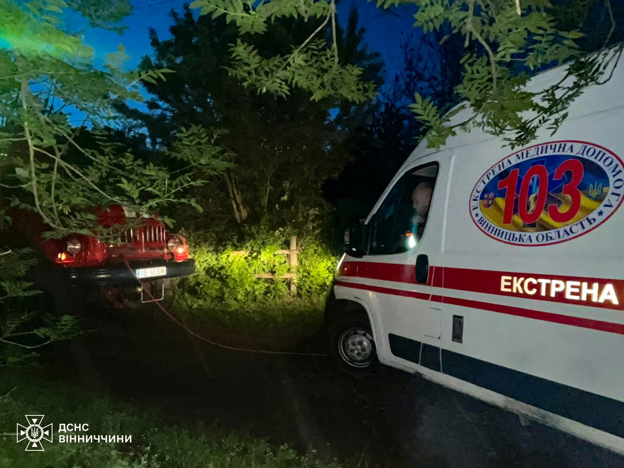 У Куничому рятувальники витягли "швидку", яка застрягла дорогою на виклик