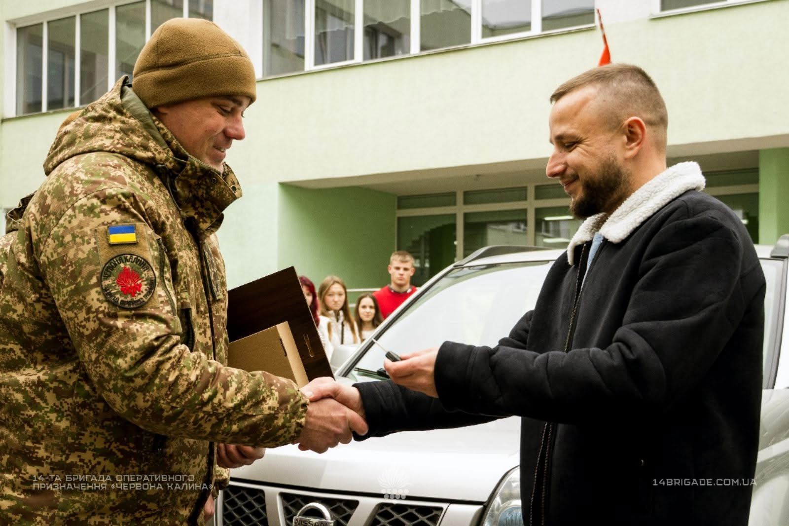 Вінницькі ліцеї передали військовим два позашляховики, придбані за кошти з благодійних ярмарків