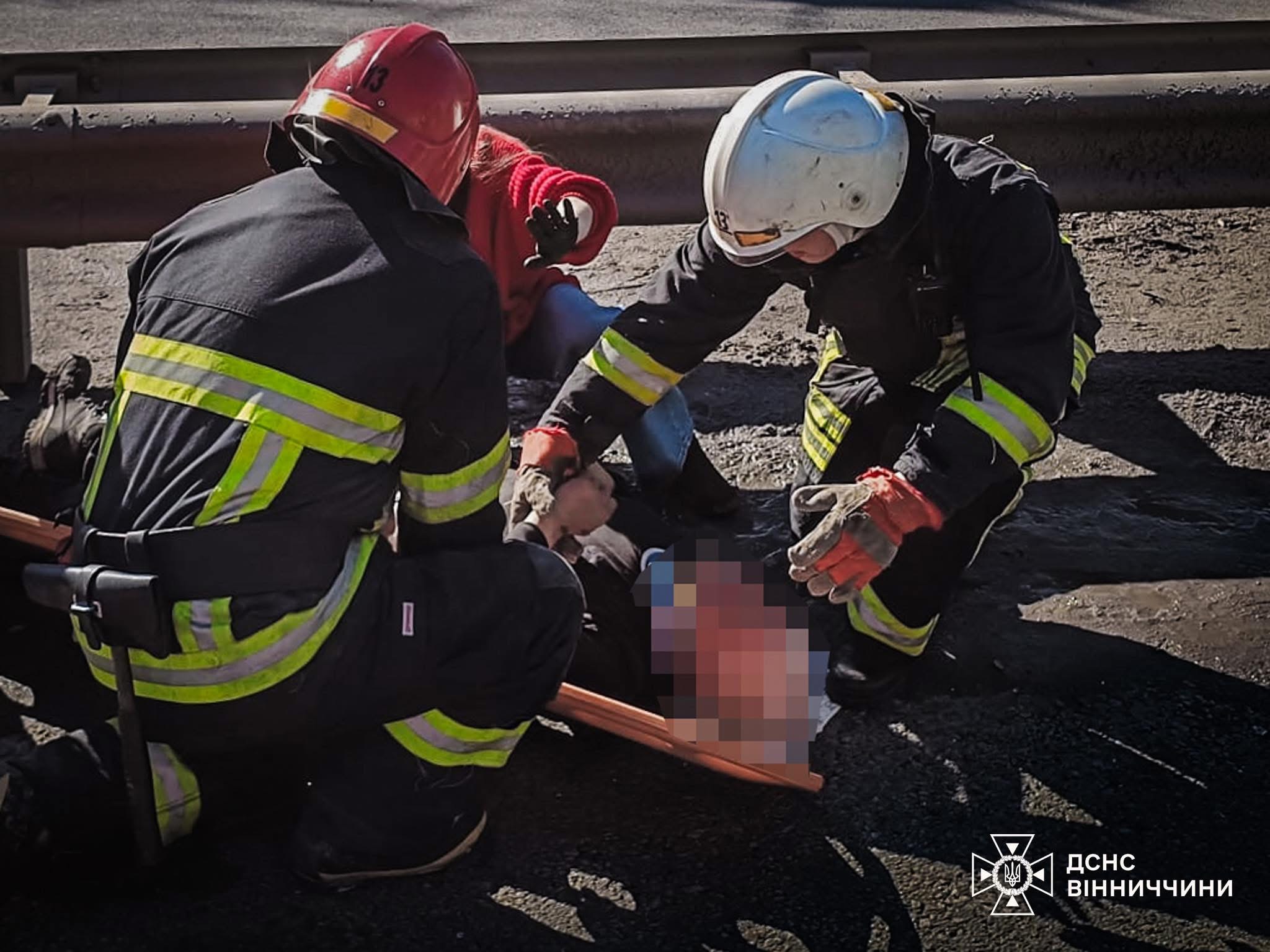 Біля Гостинного сталася ДТП: водія легковика викинуло з автомобіля