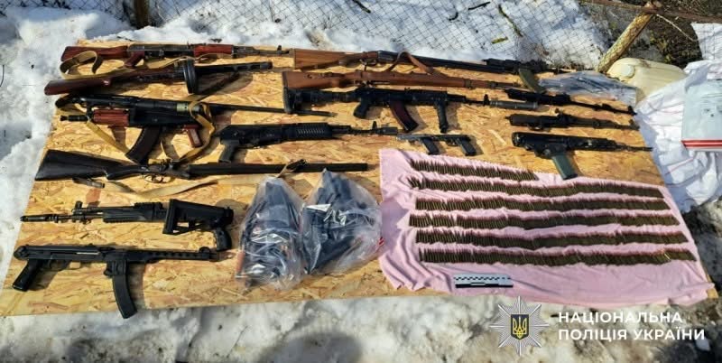 На Вінниччині викрили підпільного торговця зброєю: у схронах знайшли автомати та боєприпаси