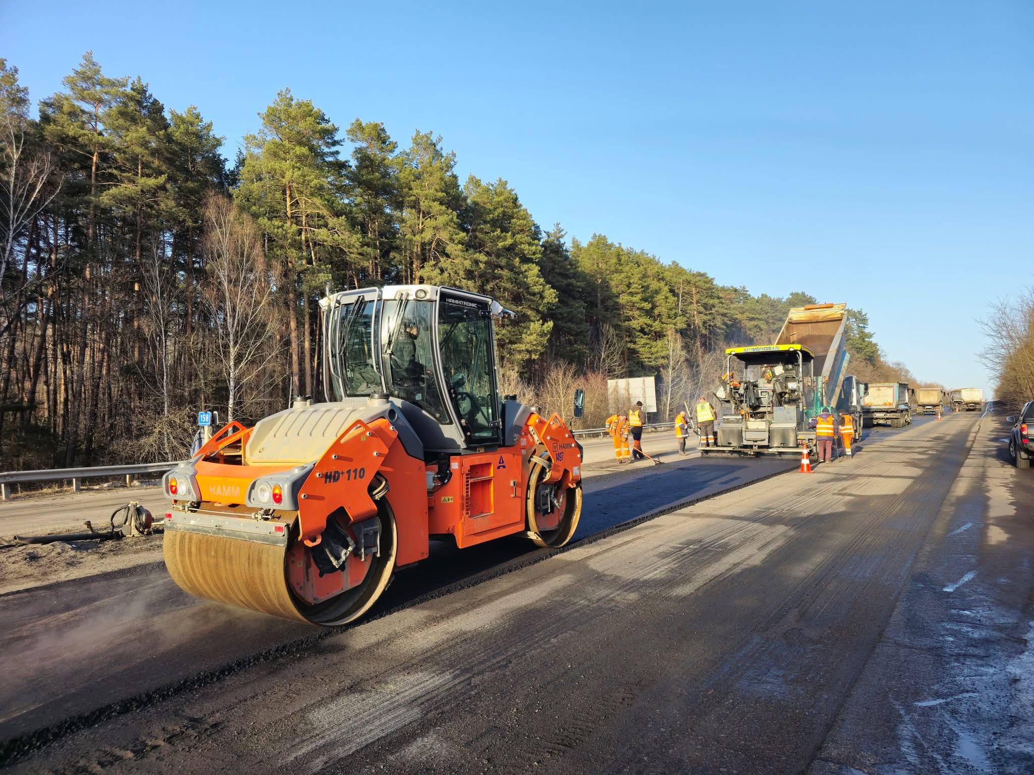 На міжнародній трасі через Вінниччину ліквідовують пошкодження дорожнього покриття