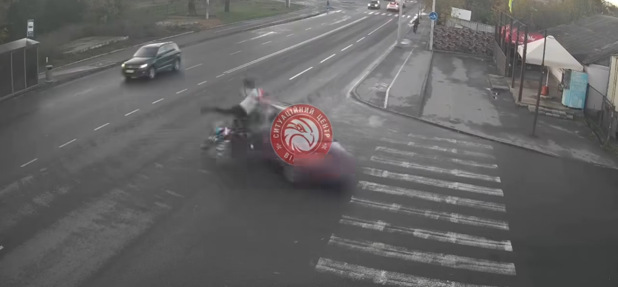 У Вінниці легковик не пропустив мотоцикліста: постраждалого госпіталізували