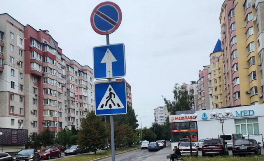 Вінничани просять демонтувати знак «Стоянка заборонена» на Бульварі Свободи: міськрада пообіцяла розглянути питання