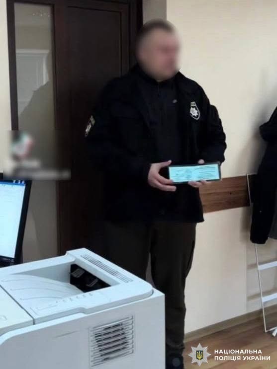 Правоохоронці склали протокол щодо вінничанина, який незаконно використовував поліцейську символіку