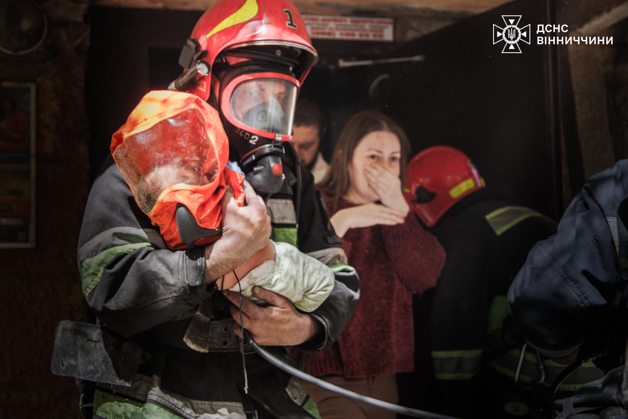 У Вінниці під час пожежі бійці ДСНС врятували 73-річну жінку та евакуювали матір із 2-місячним немовлям.