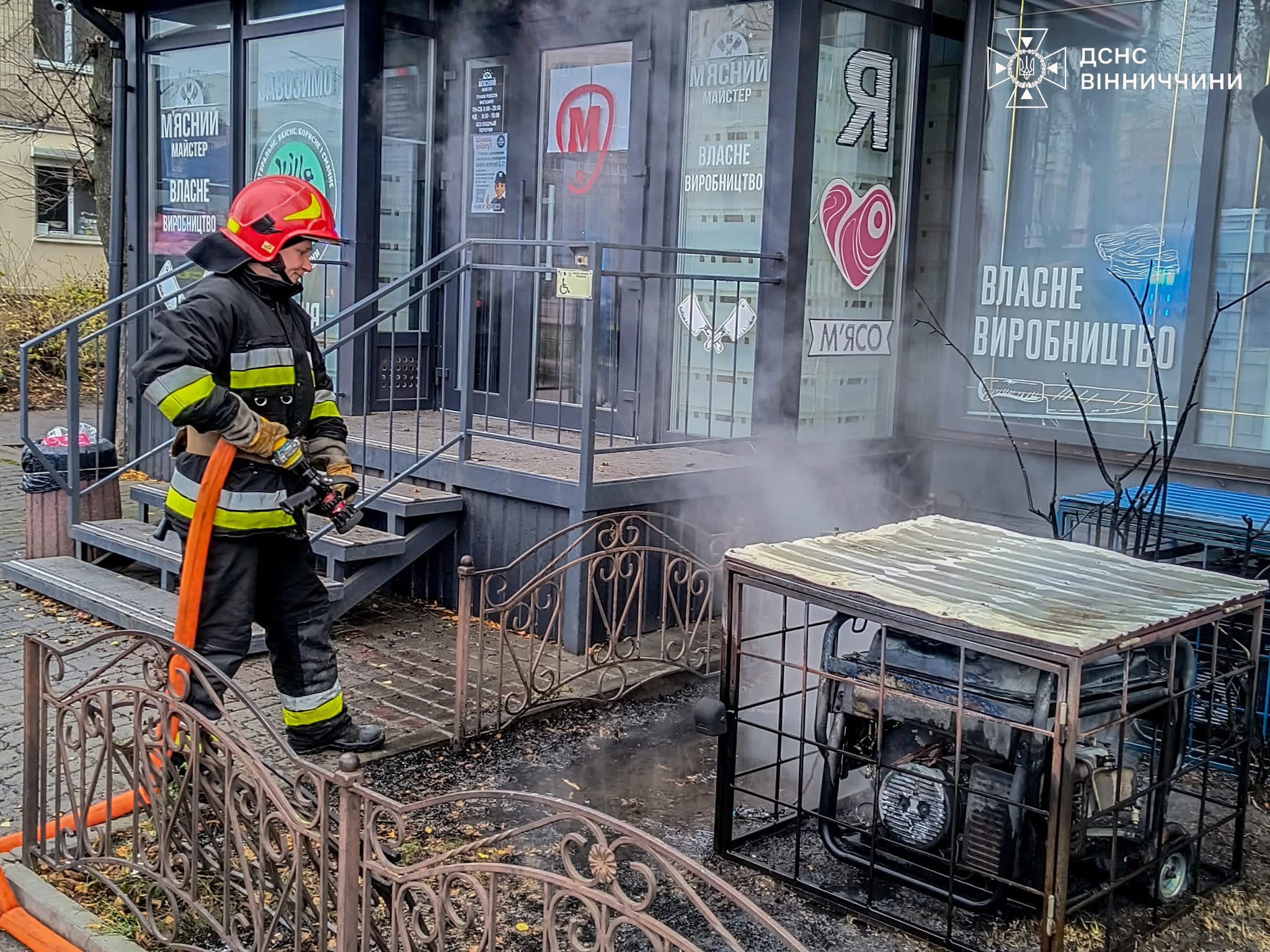 У Вінниці рятувальники ліквідували пожежу, що виникла біля магазину на вул. Пирогова