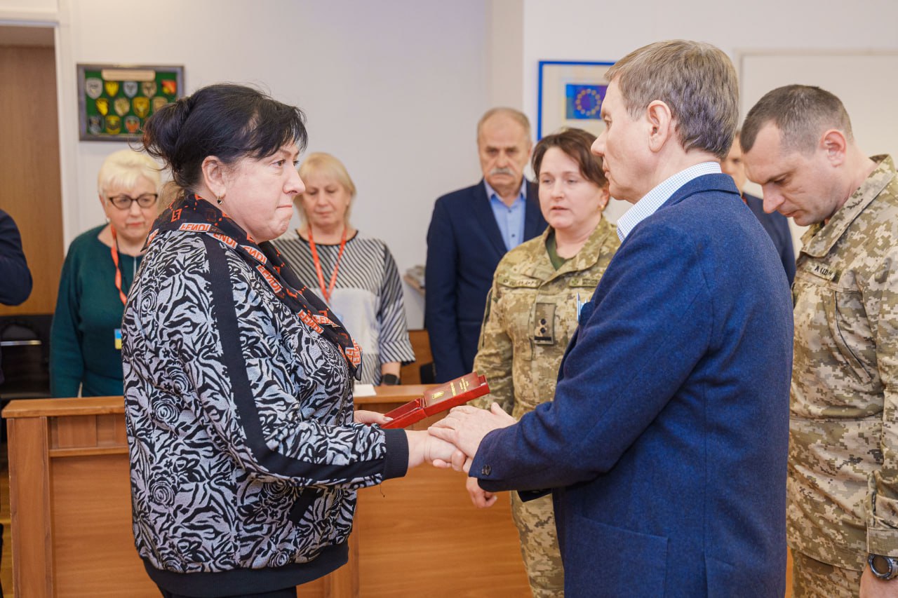 Дружині загиблого вінничанина Миколи Гречуна вручили державну медаль «За військову службу Україні»