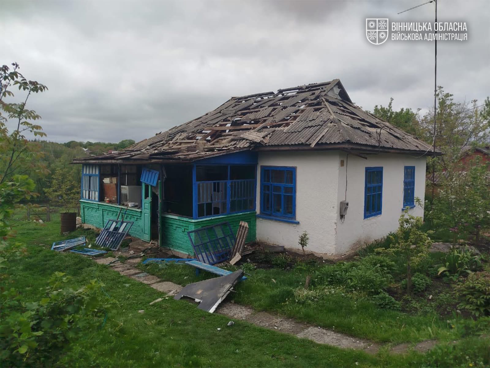 Одна з наймасштабніших атак: на Вінниччині уламки «шахеда» пошкодили будинки та агропідприємство