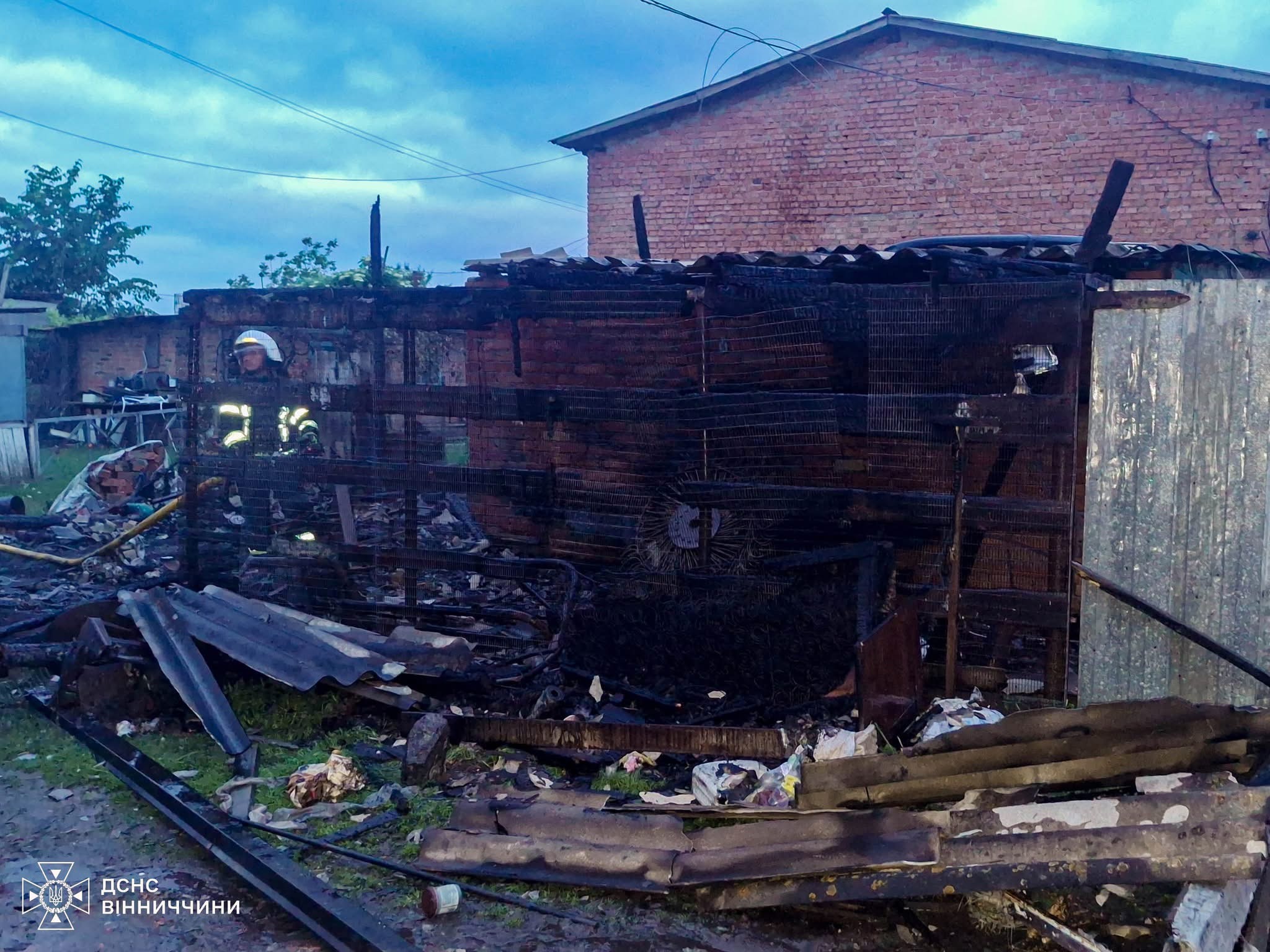 Шість пожеж за добу: на Вінниччині вогонь знищує майно через недбалість та замикання