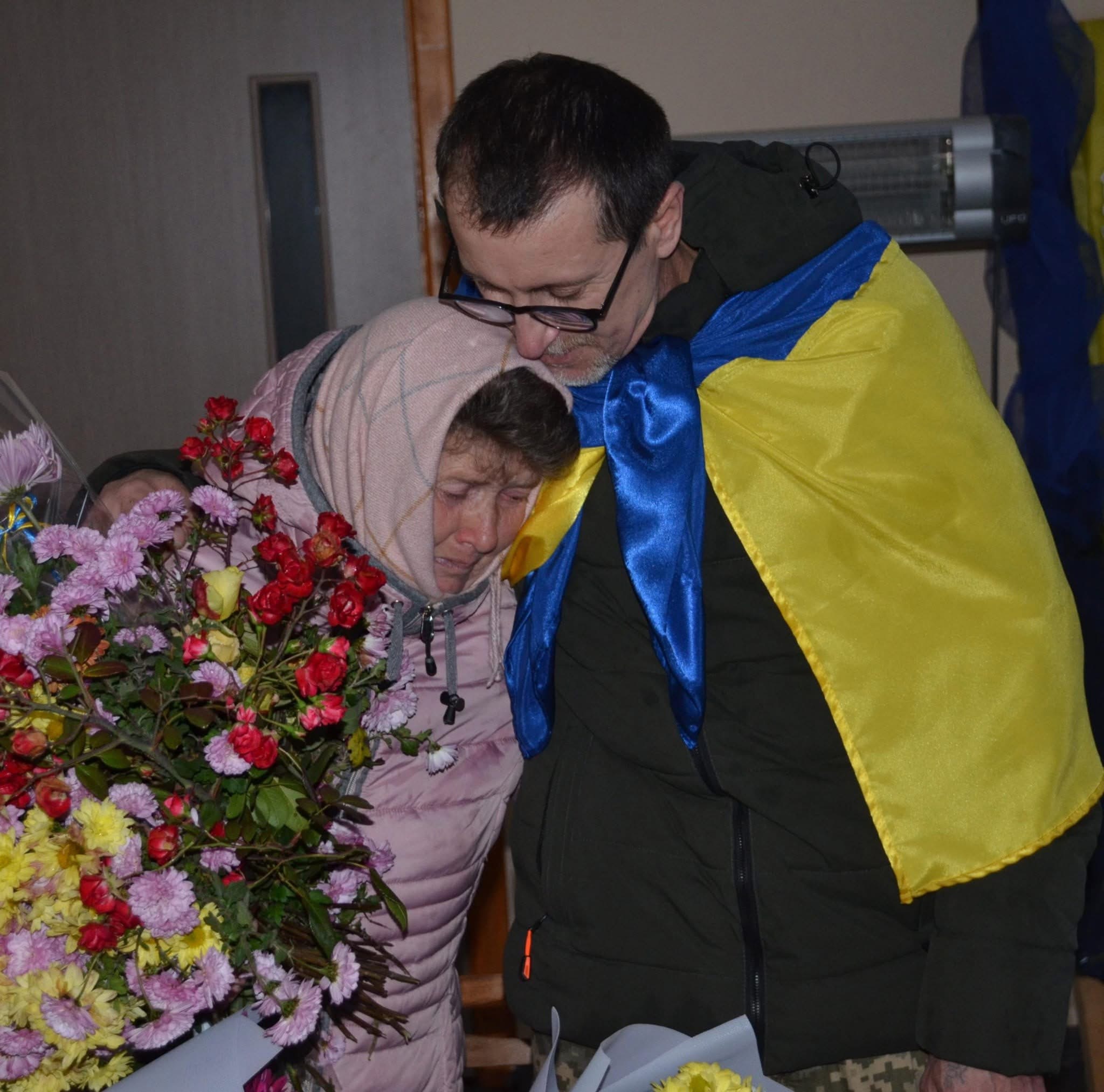 Довгоочікуване повернення: Юрій Дмитрієв після двох років полону повернувся додому