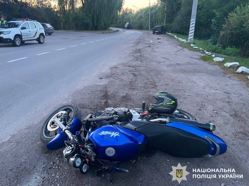 На Вінниччині мотоцикл  врізався у припарковане авто: двоє людей у лікарні