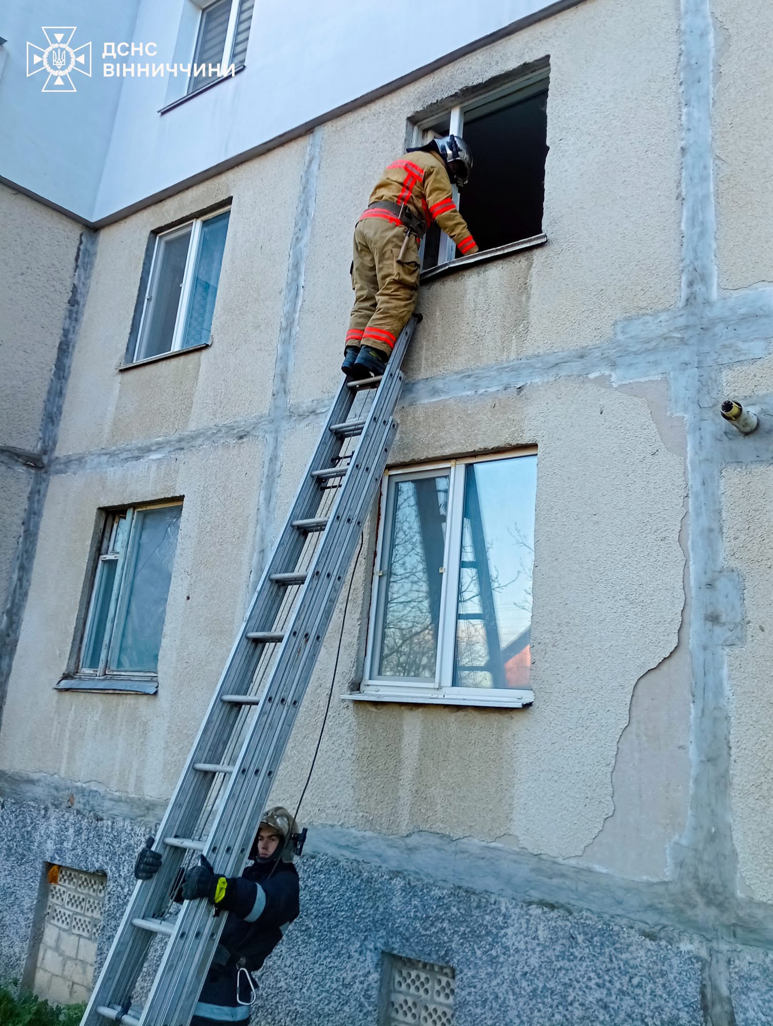 Тривожний сигнал: у Вінниці рятувальники через вікно потрапили до квартири, щоб допомогти пенсіонерці