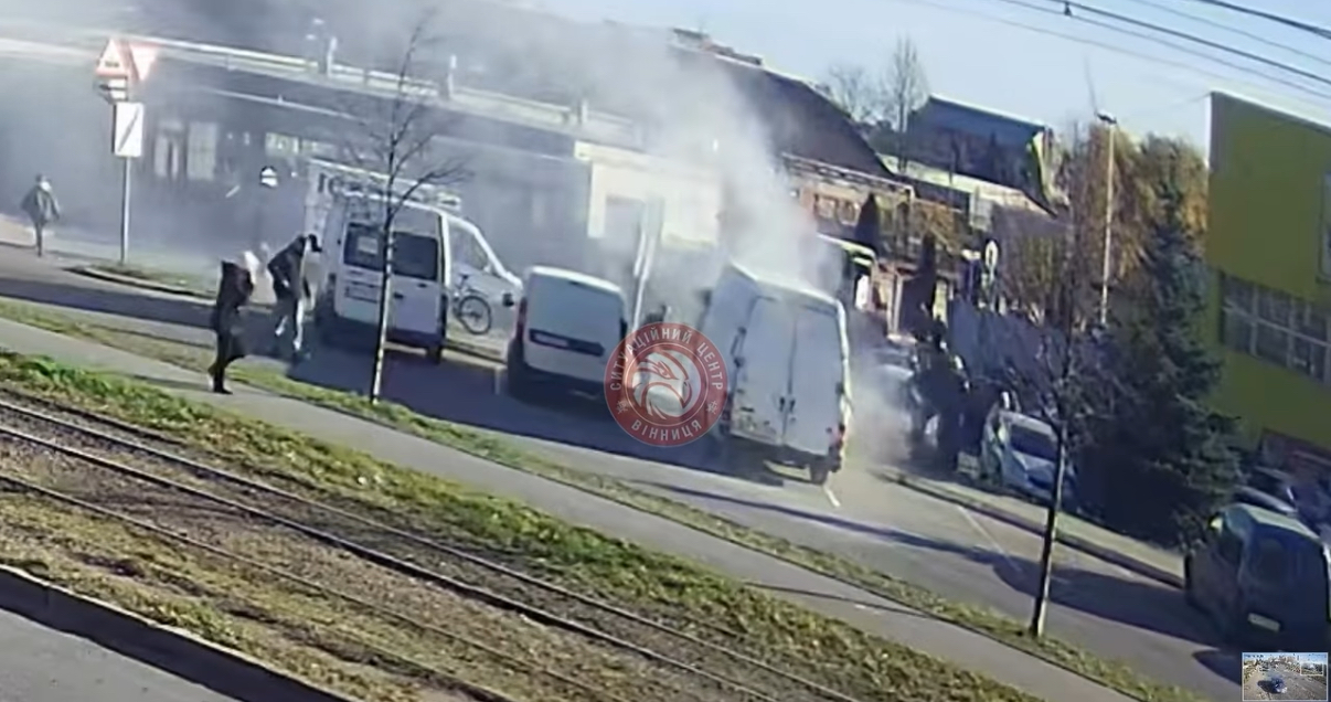 У Вінниці загорівся мікроавтобус біля супермаркету на Келецькій: обійшлося без постраждалих