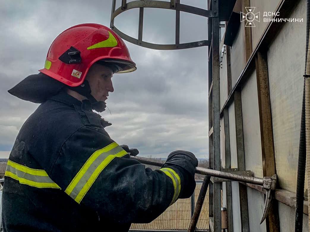 На Вінниччині рятувальники загасили пожежу в зерносушарці: вдалося врятувати врожай