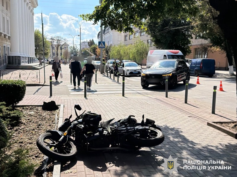 У Вінниці на Театральній зіткнулися Volvo та мотоцикл: неповнолітнього водія госпіталізували