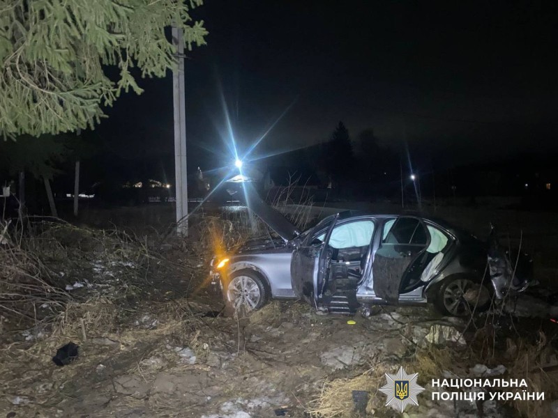 У Вінниці водій Mercedes з’їхав у кювет: троє людей травмовані