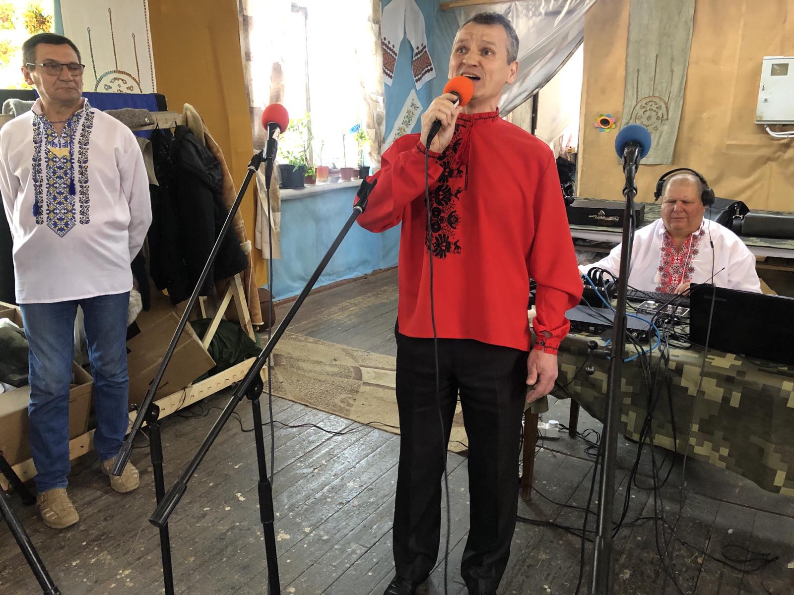 У Вінниці влаштували концерт у волонтерському цеху, де плетуть маскувальні сітки