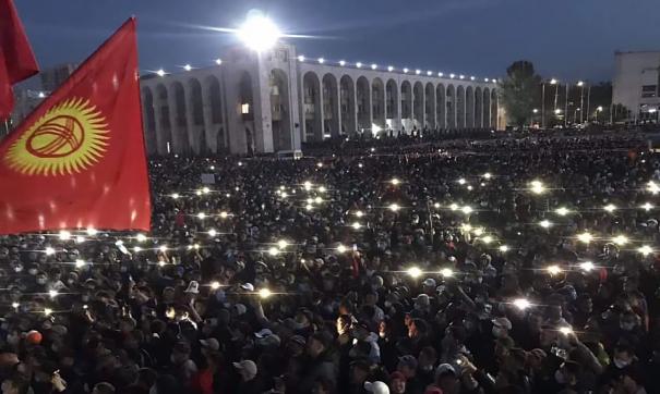 Протести у Киргизстані: мітингувальники захопили адмінбудівлі та звільнили з СІЗО екс-президента країни