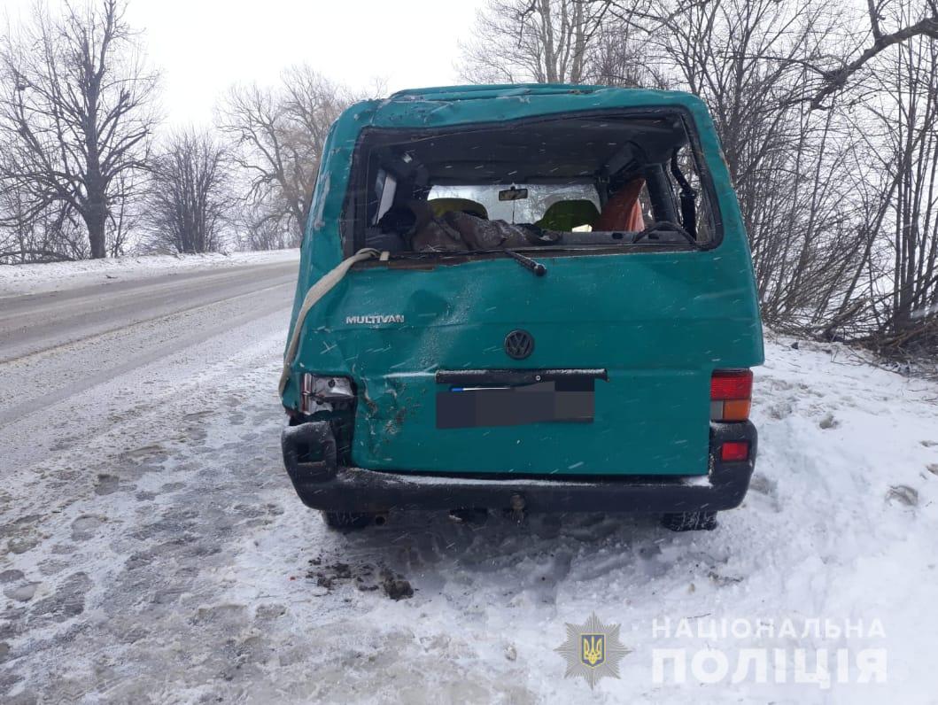 На Вінниччині перекинувся автомобіль: двоє травмованих 