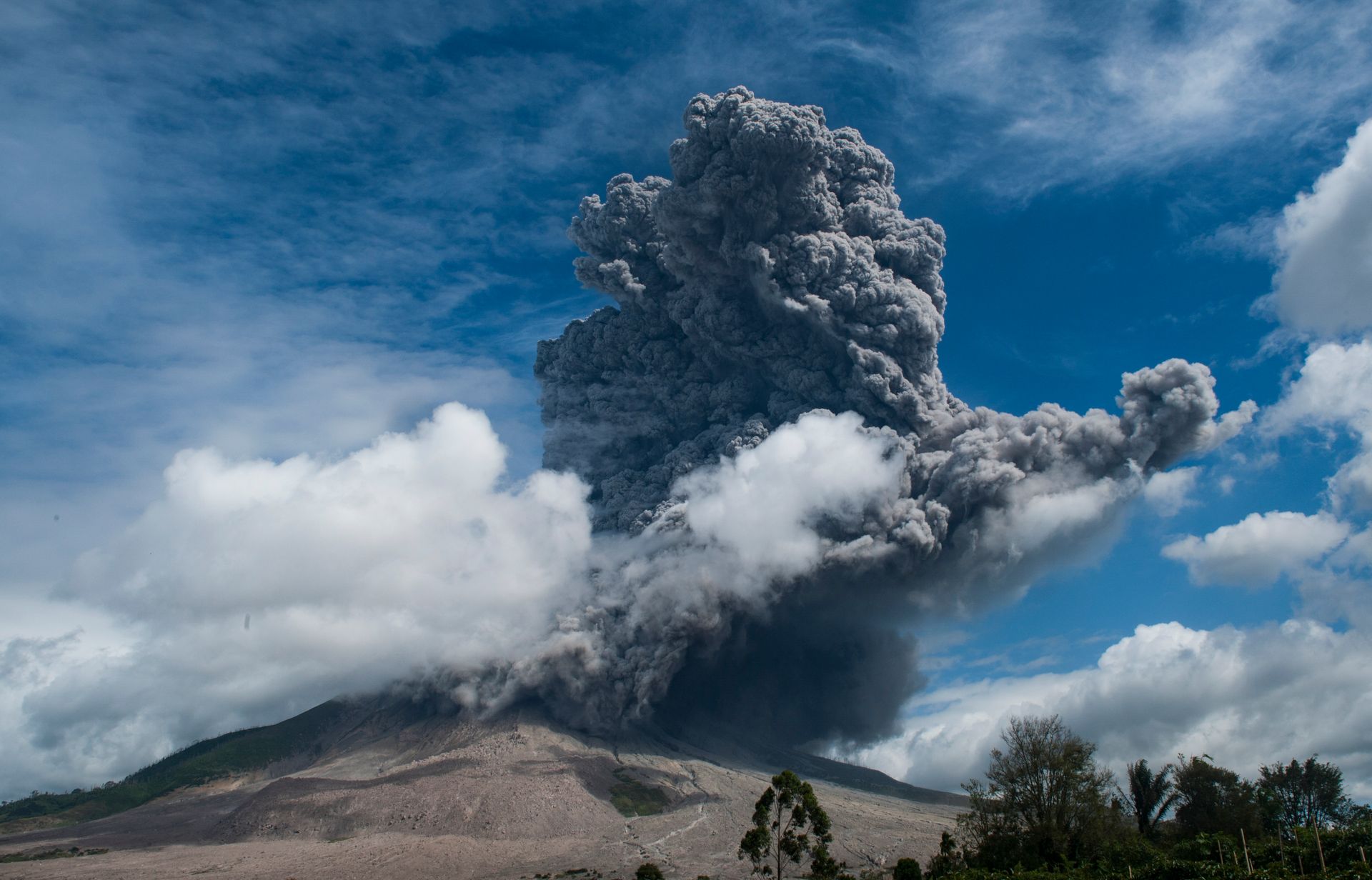 Виверження вулкана в Індонезії забрало вже 13 життів