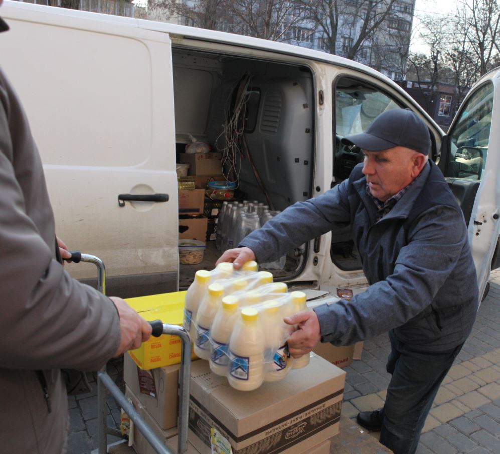 “Я не можу бути осторонь”. Історія вінничанина, який щодня передає продукти на фронт