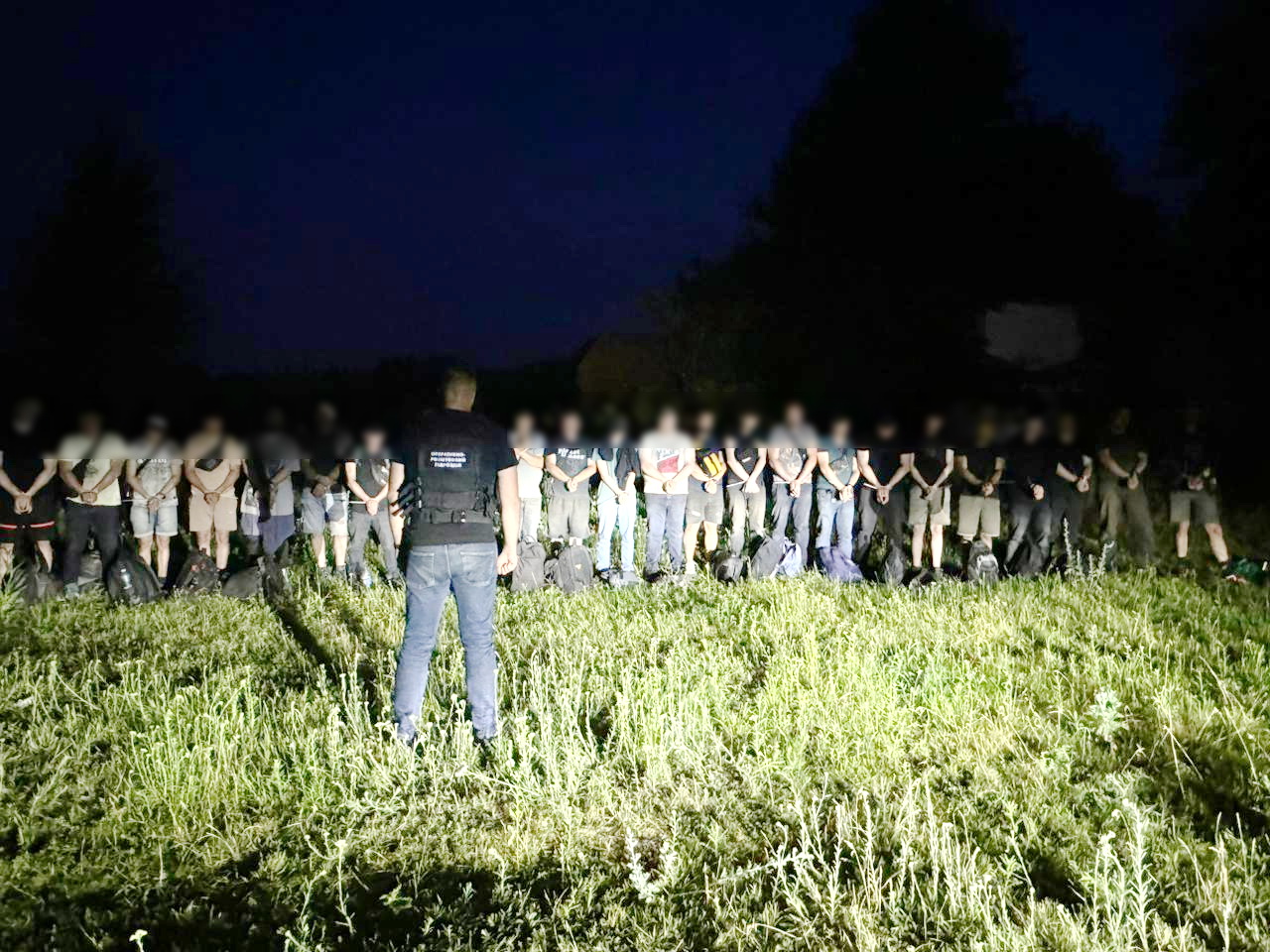 На кордоні з Молдовою затримали групу з 24 чоловіків, які намагалися нелегально перетнути кордон