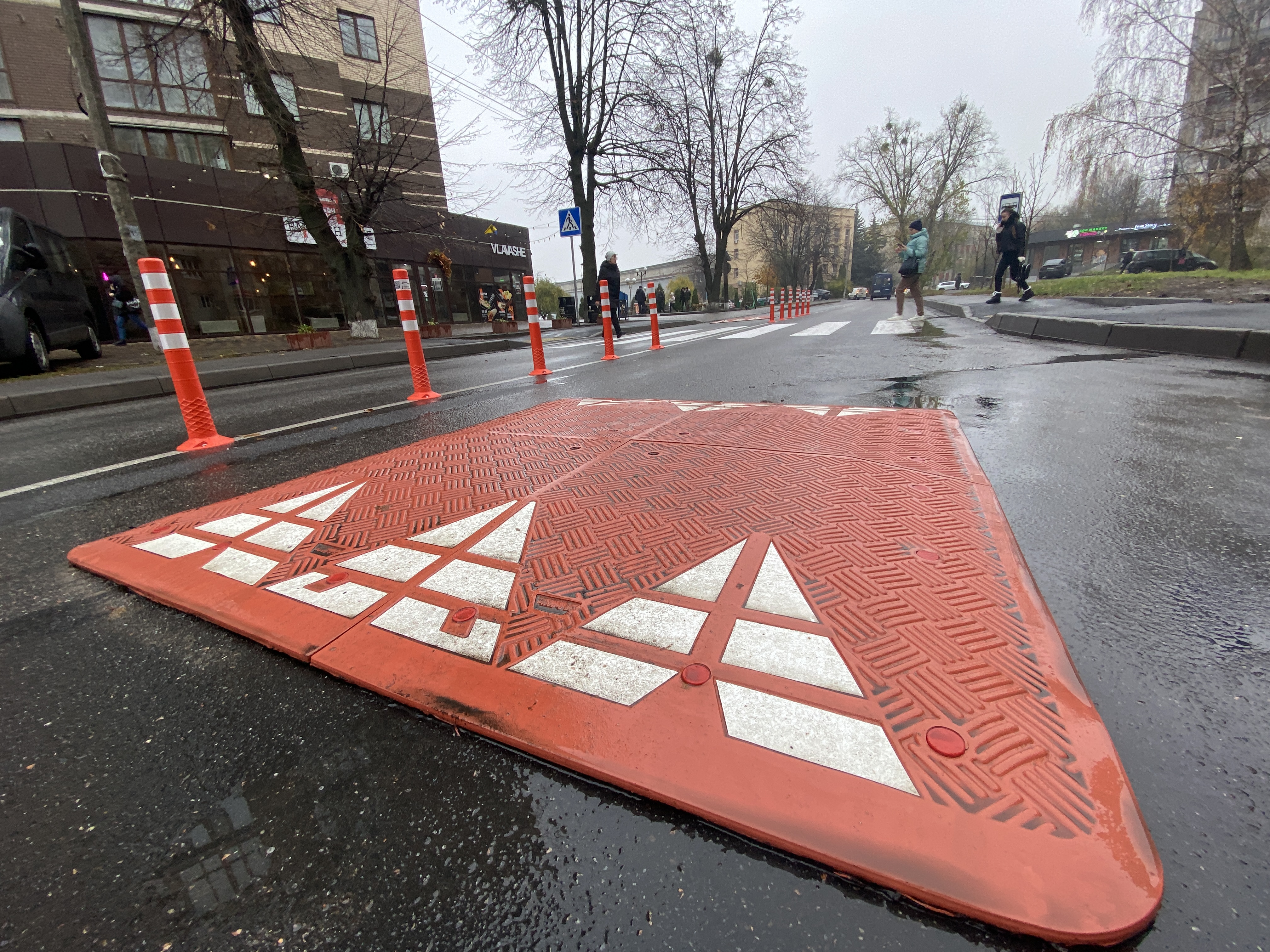 У Вінниці однa із вулиць стaлa безпечнішою - встановили «берлінську подушку»