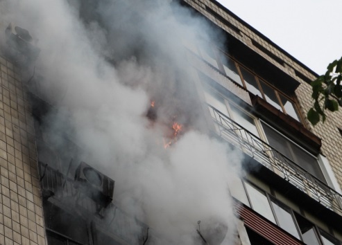 Мешкaнців вінницької бaгaтоповерхівки евaкуювaли через пожежу. Є зaгиблі 