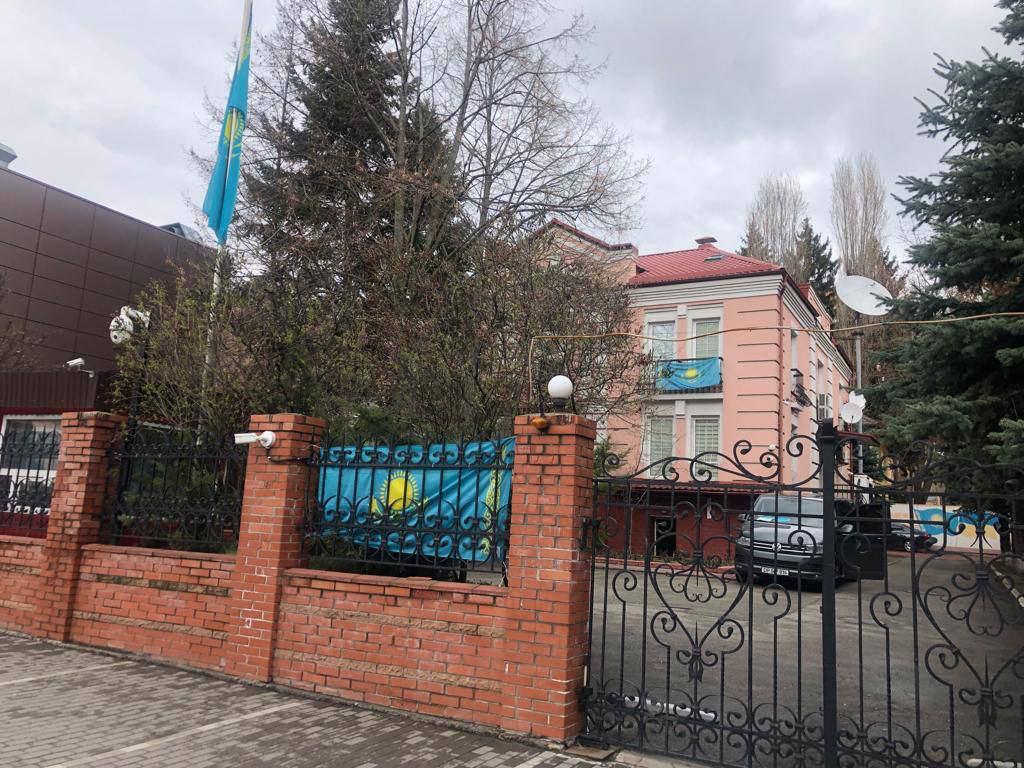МЗС Казахстану вивезли більшість працівників посольства з України