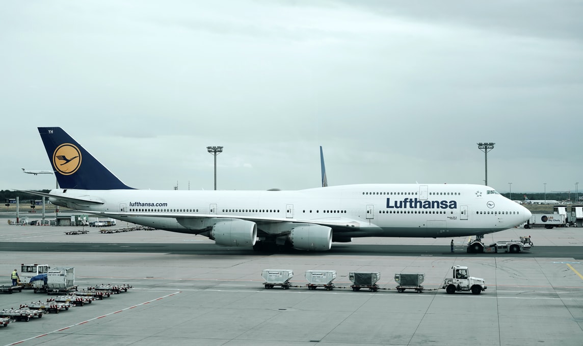 Авіаперевізник Lufthansa не пускатиме на борт пасажирів у звичайних захисних масках