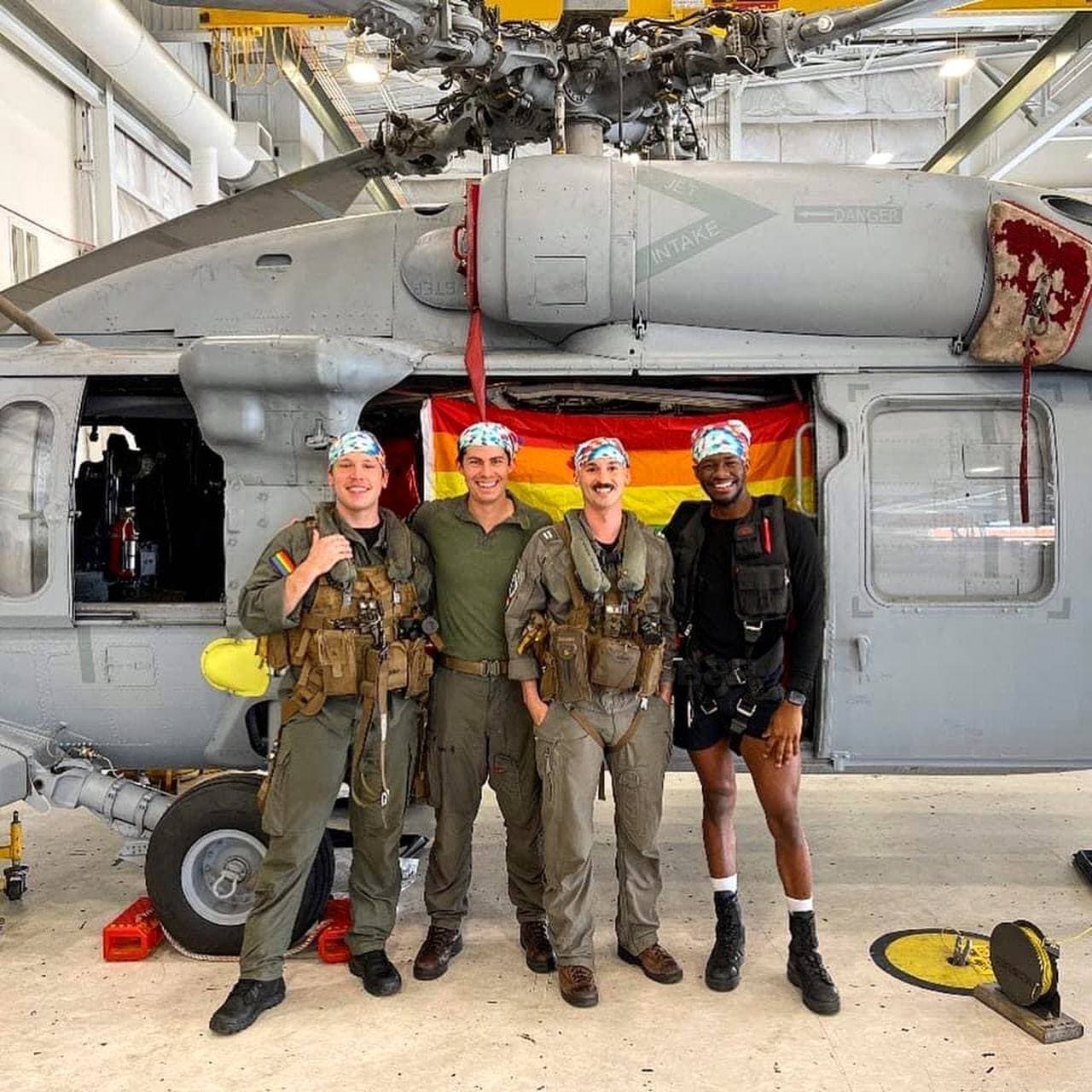В Армії США вперше з'явився екіпаж бойового вертольота, який повністю складається з відкритих геїв